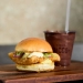 Ricco Burger traz receitas especiais e ação com Bolo da Ivone para a Páscoa