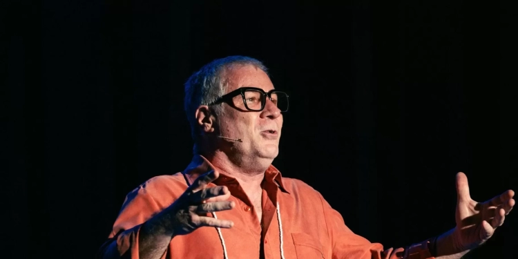 “Tom Jobim Musical” chega a Brasília e celebra legado do maestro em superprodução