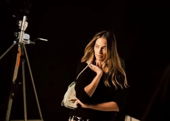 Margot Robbie entra no universo de Kylie Minogue em campanha da Chanel e revela bastidores à Vogue