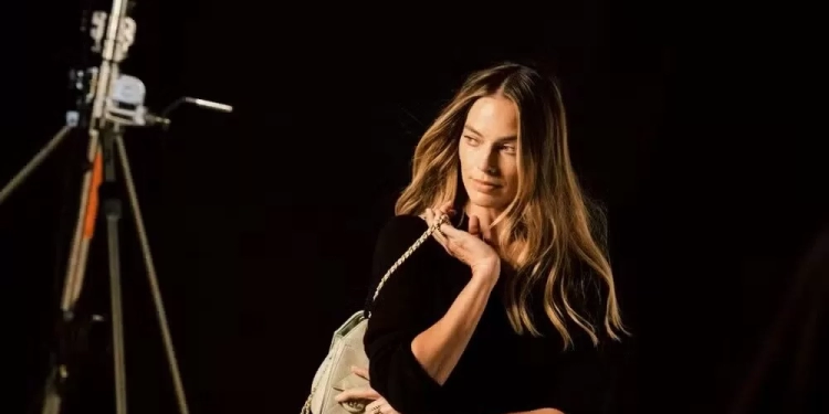Margot Robbie entra no universo de Kylie Minogue em campanha da Chanel e revela bastidores à Vogue