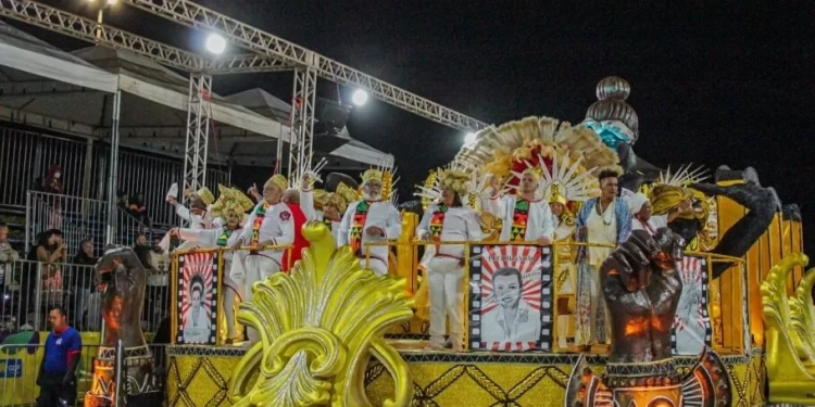 Brasília entra no ritmo do samba e abre comemorações de 66 anos com desfile grandioso