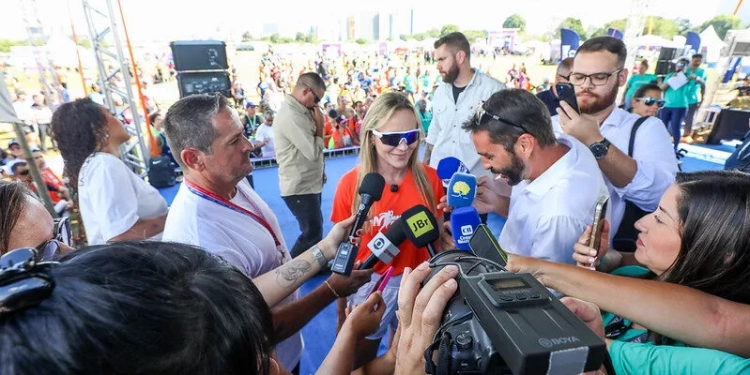Governadora premia atletas na Maratona Brasília 2026 durante aniversário da capital