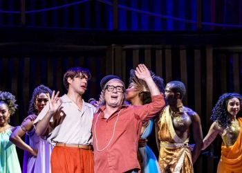 Tom Jobim Musical encanta Brasília e prorroga temporada de sucesso no Ulysses