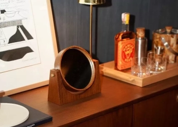 Espelho MEU de Felipe Zorzeto, transforma o gesto cotidiano em um ritual de presença