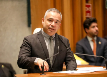 Reinaldo Rossano toma posse como defensor público-geral do DF em cerimônia na CLDF