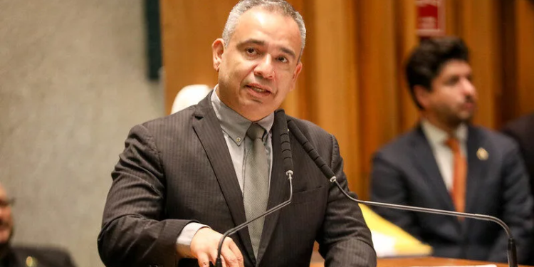 Reinaldo Rossano toma posse como defensor público-geral do DF em cerimônia na CLDF