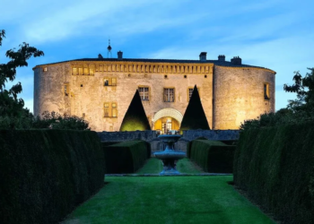 Hospedagens em castelos pelo mundo transformam turismo de luxo em experiência histórica