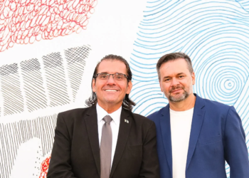 Jailson Belfort transforma a memória de Brasília em painel monumental no Arquivo Público do DF