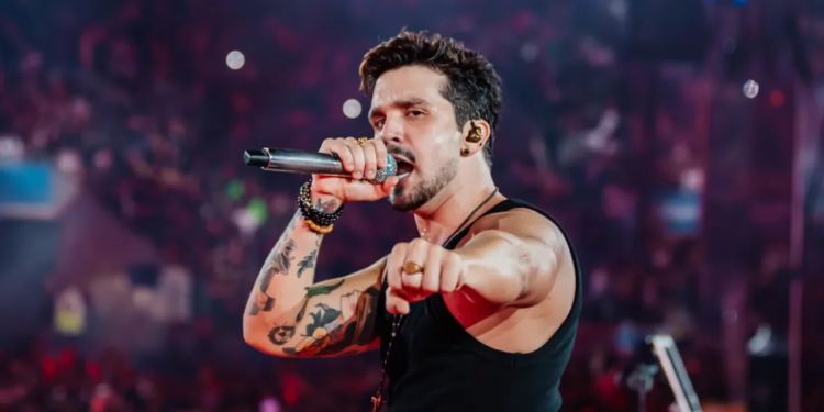 Luan Santana volta a Brasília com turnê que celebra 18 anos de carreira
