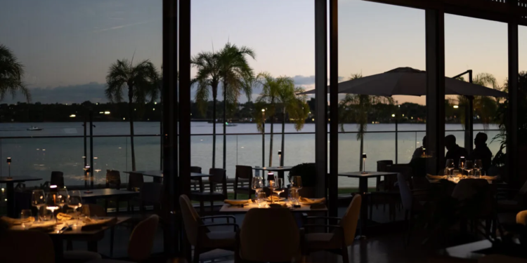 Sob as luzes do lago, Almeria Jazz dedica a noite sofisticada de Jazz ao legado de Frank Sinatra