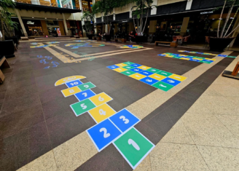 Terraço Shopping cria espaço gratuito com brincadeiras clássicas para crianças e famílias