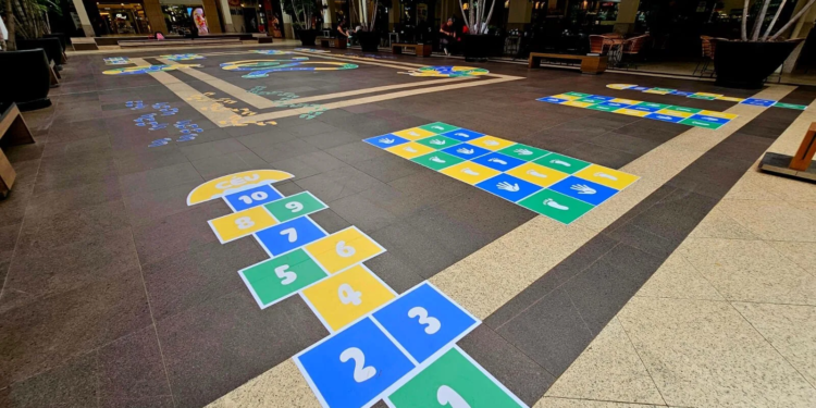 Terraço Shopping cria espaço gratuito com brincadeiras clássicas para crianças e famílias