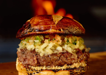 Sucesso na Copa de 2022, hambúrguer Churrasco volta ao cardápio da Ricco Burger