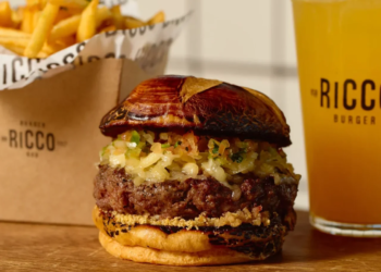 Ricco Burger traz de volta hambúrguer inspirado em churrasco para celebrar o Dia do Hambúrguer