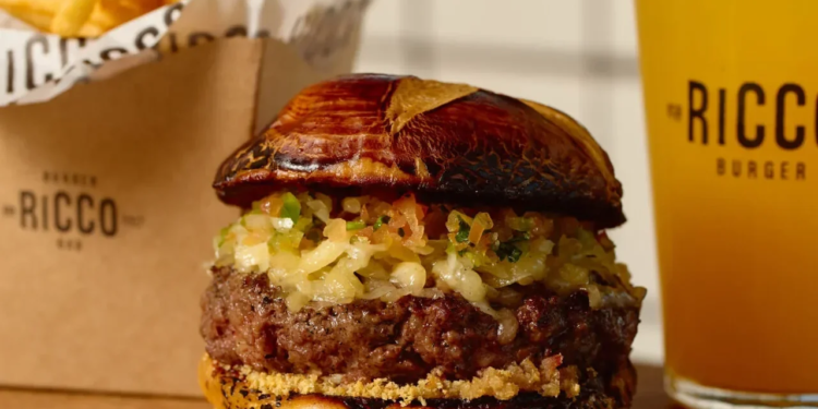 Ricco Burger traz de volta hambúrguer inspirado em churrasco para celebrar o Dia do Hambúrguer