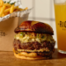 Ricco Burger traz de volta hambúrguer inspirado em churrasco para celebrar o Dia do Hambúrguer