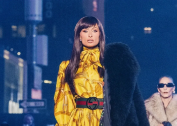 Gucci transforma a Times Square em passarela para apresentar cruise 2027 de Demna