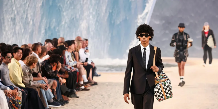 Louis Vuitton celebra a cultura do surfe em desfile imersivo e surpreende a Paris Fashion Week
