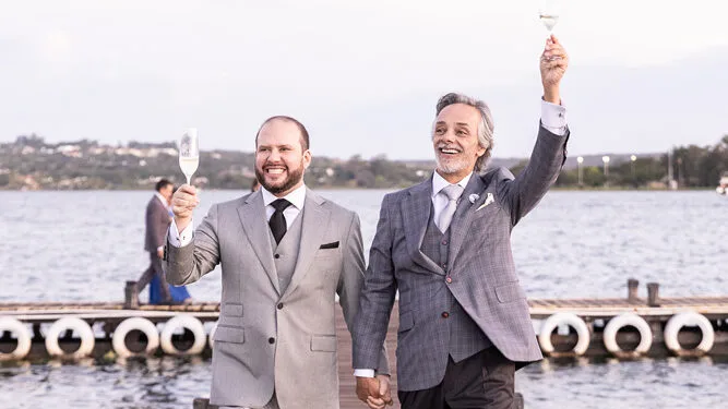 Marcelo Pimenta e Nalberto Rodrigues celebram o amor em casamento à beira do Lago Paranoá