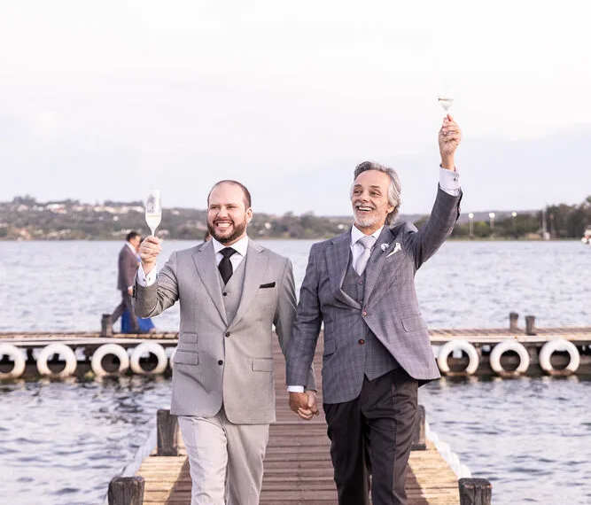 Marcelo Pimenta e Nalberto Rodrigues celebram o amor em casamento à beira do Lago Paranoá