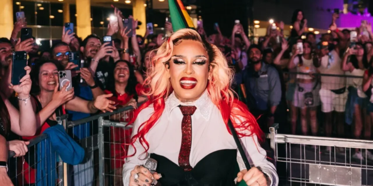 Pride Toronto 2026: Gloria Groove encerra com show para milhares de pessoas