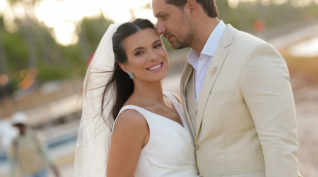 Dez anos depois: Elieser Ambrósio renova votos com Kamilla Salgado usando alfaiataria Maxime Noivos e Black Tie em Punta Cana