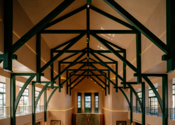 Arquitetura, arte e espiritualidade marcam a nova igreja do Boa Vista Village, assinada por Sig Bergamin e Murilo Lomas
