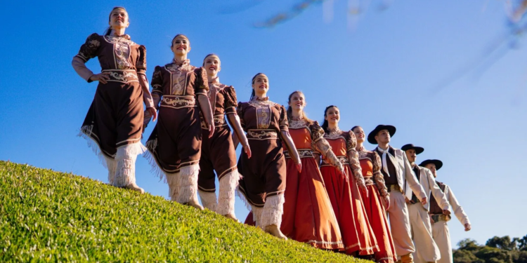 Expotchê celebra a cultura gaúcha com grandes shows, cinema, dança e transmissão da estreia do Brasil na Copa