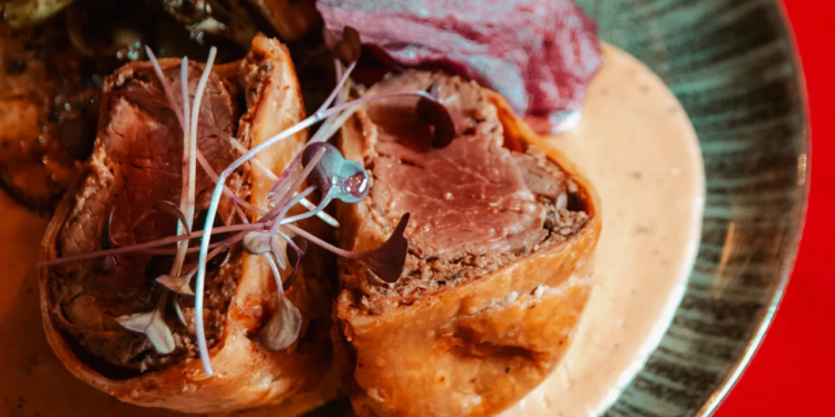 Restaurante Universal prepara programação especial para transformar o Dia dos Namorados em uma experiência inesquecível