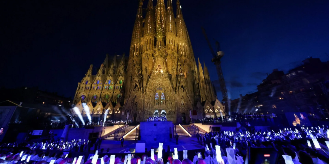 Sagrada Família inaugura torre de 172 metros e se torna a igreja mais alta do mundo
