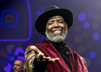 Na Praia Festival transmite Brasil x Escócia e recebe Emicida, Mano Brown, Péricles e Saulo nesta semana