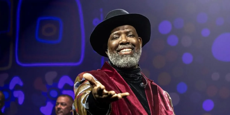 Na Praia Festival transmite Brasil x Escócia e recebe Emicida, Mano Brown, Péricles e Saulo nesta semana