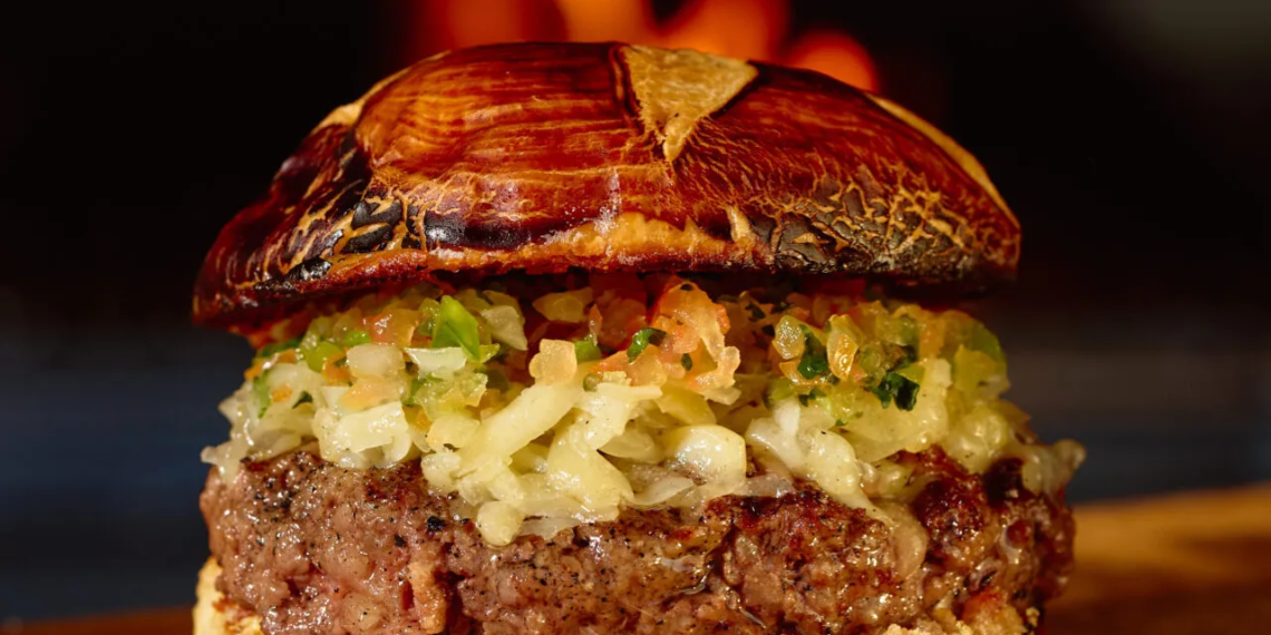 Ricco Burger Noroeste transmite jogos da Copa e aposta em experiência gastronômica na brasa