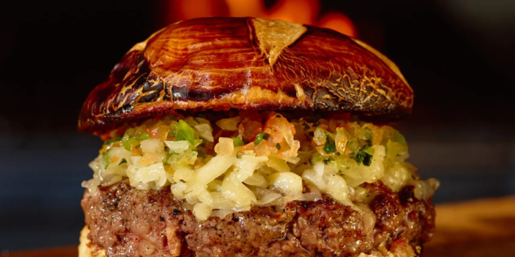 Ricco Burger Noroeste transmite jogos da Copa e aposta em experiência gastronômica na brasa