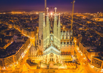 Sagrada Família inaugura torre de 172 metros e se torna a igreja mais alta do mundo
