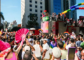 Parada do Orgulho LGBT+ celebra 30 anos de mobilização e reúne milhares de pessoas na Avenida Paulista