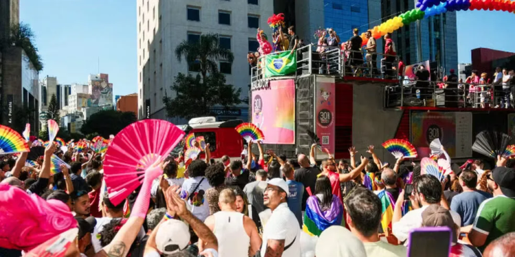Parada do Orgulho LGBT+ celebra 30 anos de mobilização e reúne milhares de pessoas na Avenida Paulista