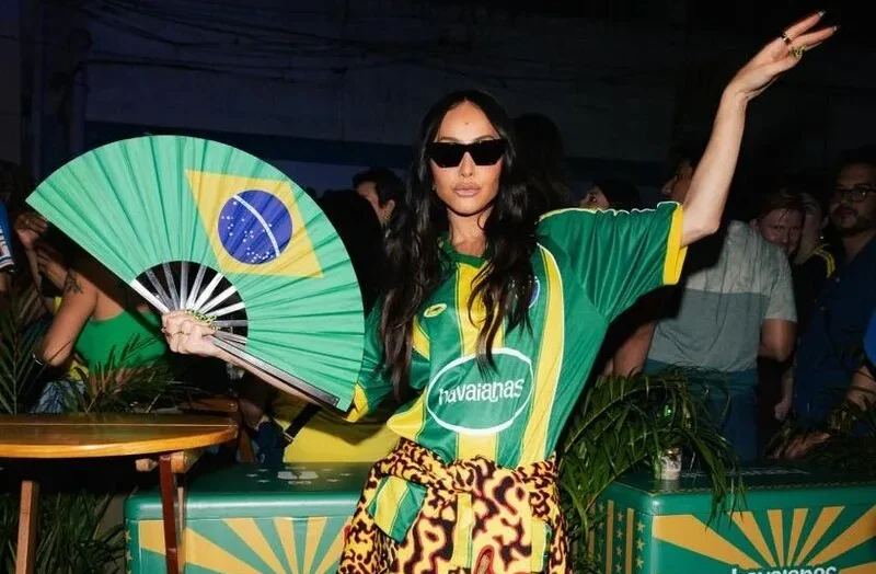 Copa, samba e muito estilo: Havaianas celebra estreia do Brasil com Sabrina Sato e celebridades no Rio