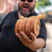 Boulevard Shopping Brasília recebe Torresmofest com gastronomia, rock e transmissão da Copa