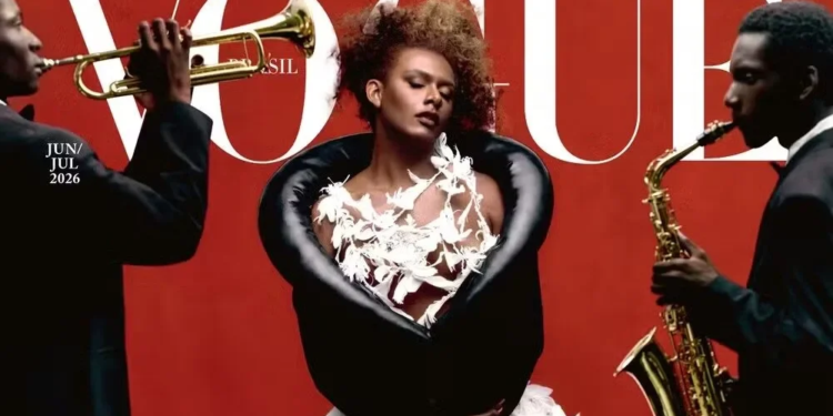 Liniker estampa capa da Vogue e celebra a própria trajetória: “Sem medo de ser grande”