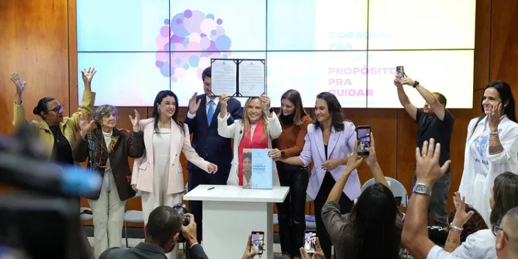 Celina Leão oficializa rede de apoio a mães atípicas e institui plano de enfrentamento à violência contra a mulher