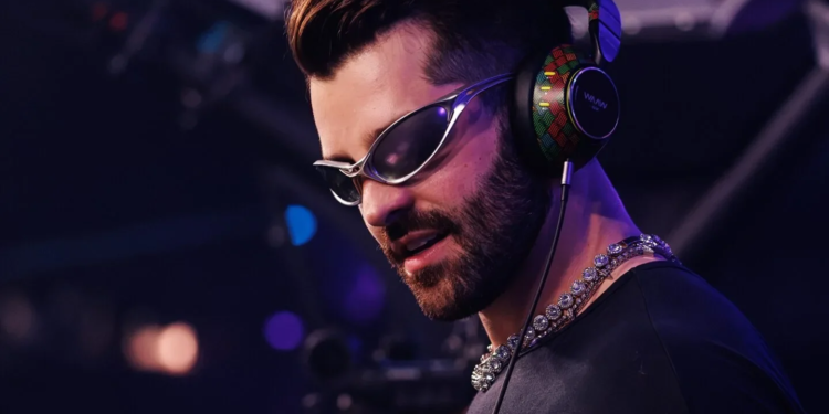 Alok emociona o Tomorrowland com homenagem aos pais em apresentação no Mainstage