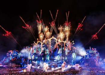 Alok emociona o Tomorrowland com homenagem aos pais em apresentação no Mainstage