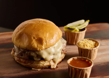 Ricco Burger celebra nove anos com ação solidária que transforma hambúrguer em doação