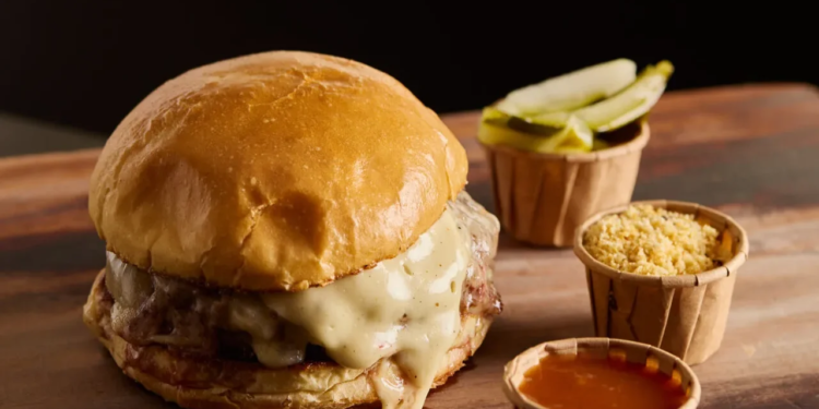 Ricco Burger celebra nove anos com ação solidária que transforma hambúrguer em doação
