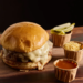 Ricco Burger celebra nove anos com ação solidária que transforma hambúrguer em doação