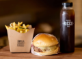 Ricco Burger celebra nove anos com ação solidária que transforma hambúrguer em doação