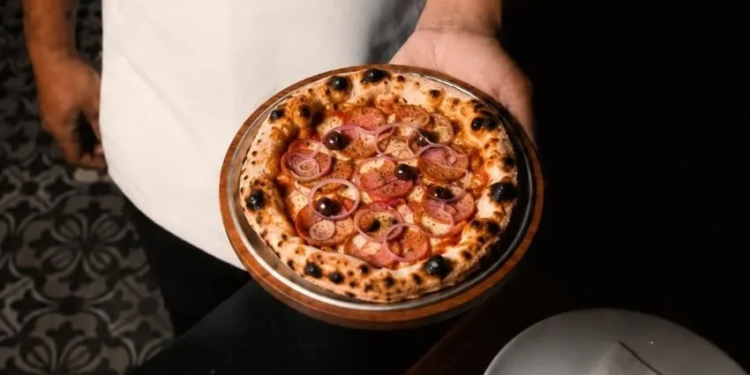 Dia da Pizza: Albero promove ação especial com pizzas e drinks pela metade do preço