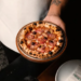 Dia da Pizza: Albero promove ação especial com pizzas e drinks pela metade do preço