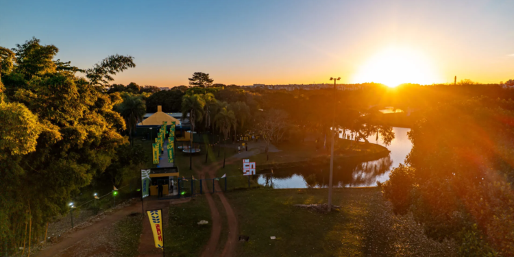 Sai o futebol, entra a folia: Festival Em Casa transforma a eliminação do Brasil em micareta no Parque da Cidade